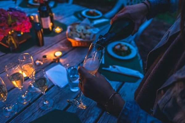 5 Idées de Repas Raffinés pour Sublimer votre Soirée au Champagne